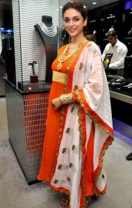 Aditi-Rao-Hydari-in-Dark-Orange-Anarkali-Suits-with-White-Colour-Golden-Border-Dupatta-caring-Heavy-Necklace-at-Dwarkadas-Chandumal-Jewellers-in-Mumbai